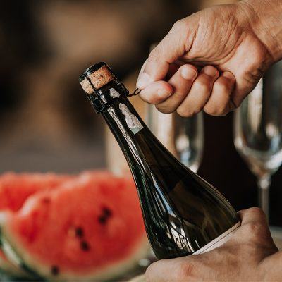 como abrir uma garrafa de vinho e de espumante